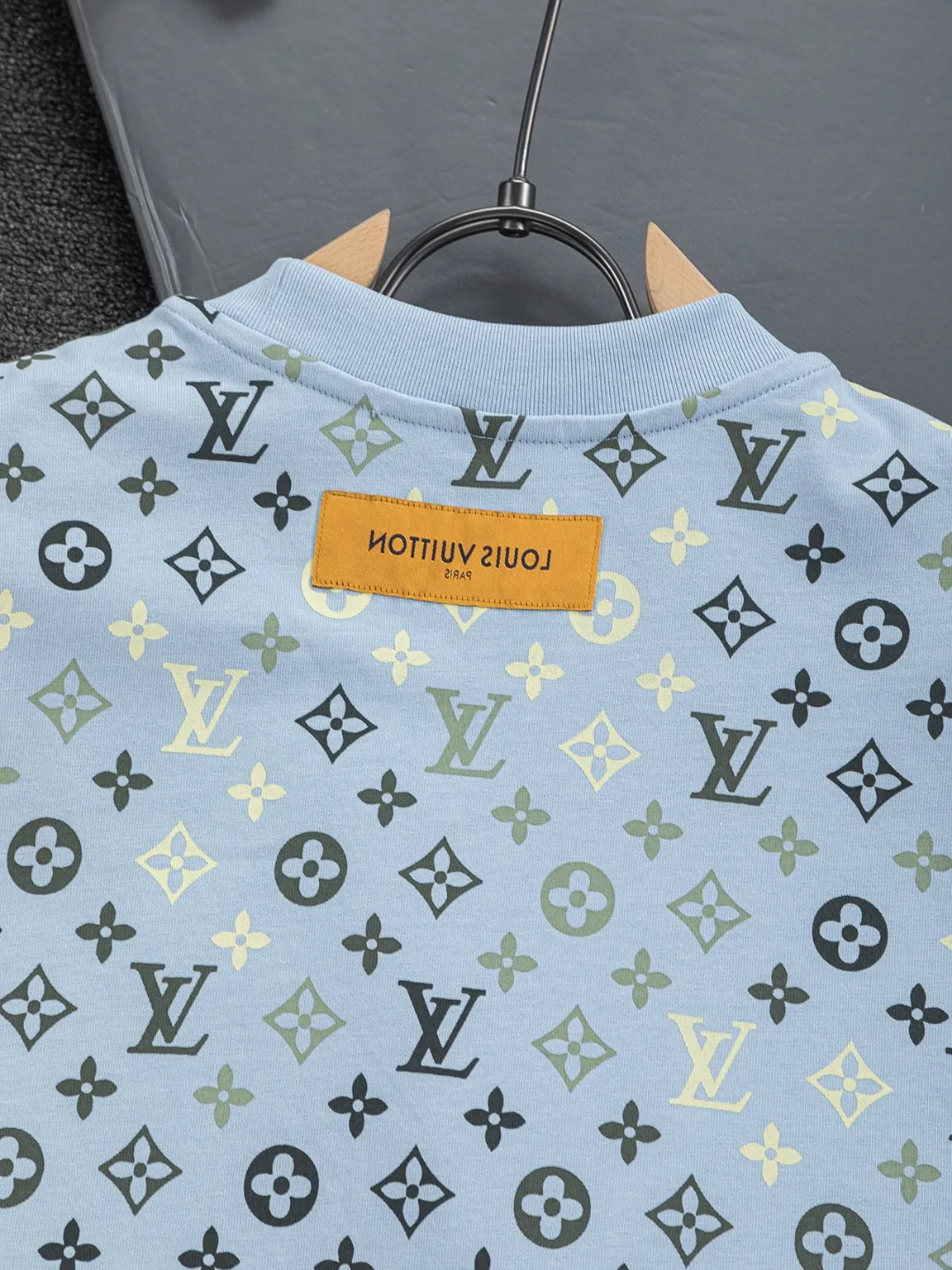 🅿️200 Louis Vuitton 1V LV lv slightly wide version S-XL LV 26ss new products are available at the counter simultaneously. Multiple craftsmanship. Chest patch letters 🪡 embroidery. Back patch letters four-leaf clover 🍀🪡 embroidery. Round neck short-sleeved T-shirt, same style for men and women! Consigned to one-to-one creation. Synchronized with the official website, pure cotton fabrics at the counter! It is close to the skin and comfortable, durable and easy to wear. It has a classic and simple logo design and meticulous original craftsmanship. Short-sleeves, a must-have item for men, do not appear to be the same for the general public, but must be unique and eye-catching. This LV short-sleeve is all about quality, comfort, the same shape and fashion as always, including fabrics and cutting techniques. All of them have been made with great effort! 320 grams of washed pure cotton fabric, pure cotton is breathable, very refreshing and comfortable for daily wear. The rib knitting on the neckline is smooth and tight, and the neckline will not be skewed if you toss it at will. The loose version, you will find that it looks really good on the upper body. The overall is minimalist and neat, super versatile for daily use! Pair it casually with a pair of pants for a youthful look. A T-shirt will make your outfit crazy. It is a fashionable item that can never go wrong! Color: Green Blue Purple Size: S-XL Size chart: S: Shoulder width 50-Bust 56-Length 70 M: Shoulder width 52-Bust 57-Length 72 L: Shoulder width 54-Bust 59-Length 74 XL: Shoulder width 56-Bust 62-Length 76